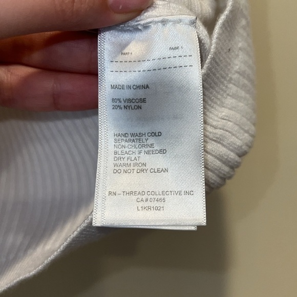 White Cropped V-Neck Feminine Collared Top - Picture 6 of 6